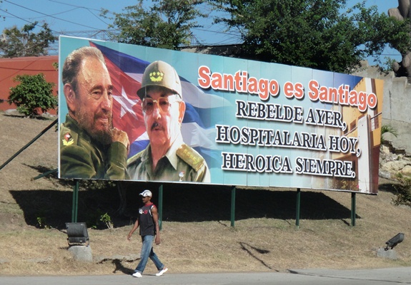 Iraultzako kartel asko daude Santiagon.